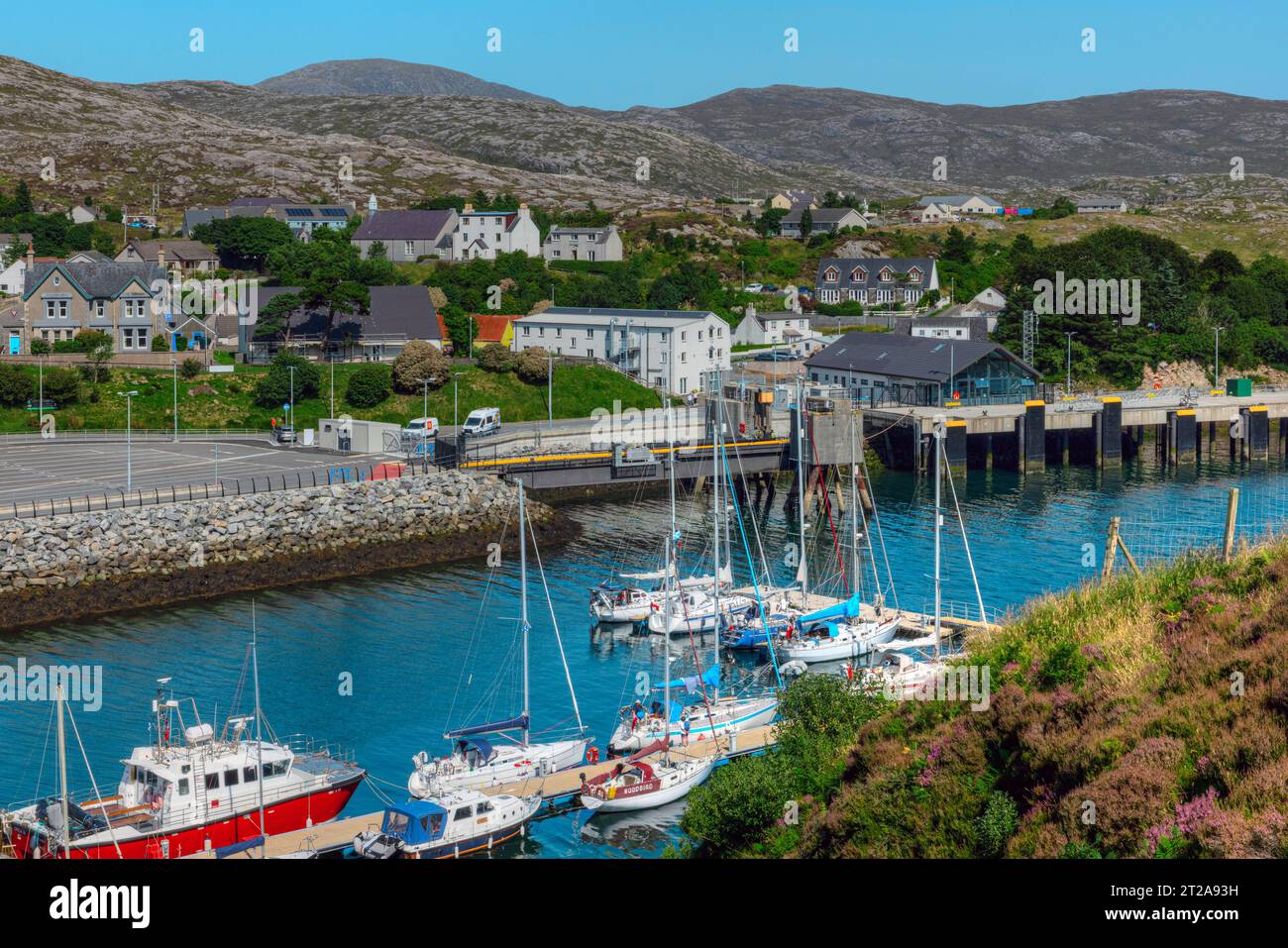 Tarbert, Isle of Harris, ist ein charmantes Fährdorf an der Kreuzung von Land und Meer. Stockfoto