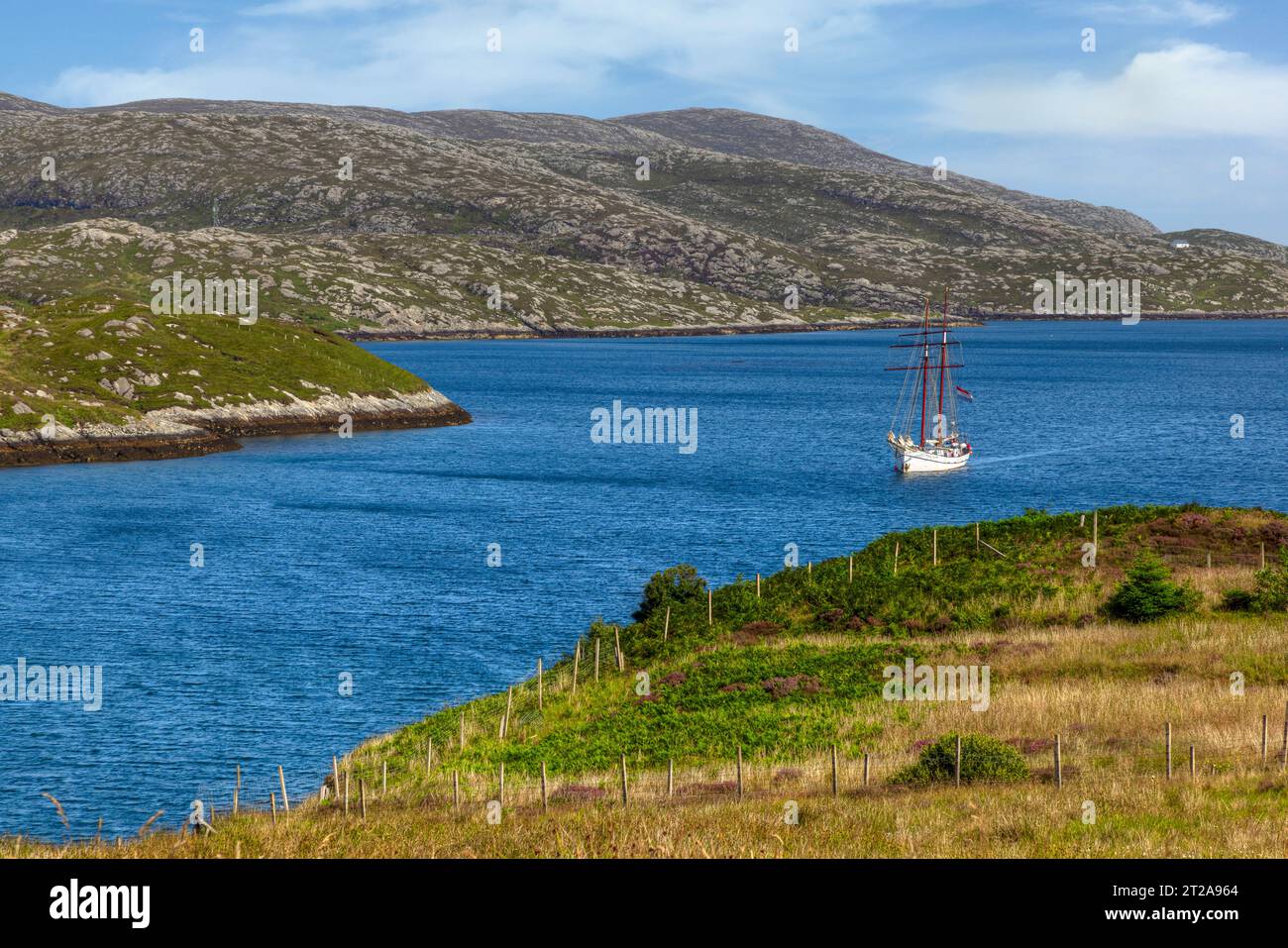 Tarbert, Isle of Harris, ist ein charmantes Fährdorf an der Kreuzung von Land und Meer. Stockfoto