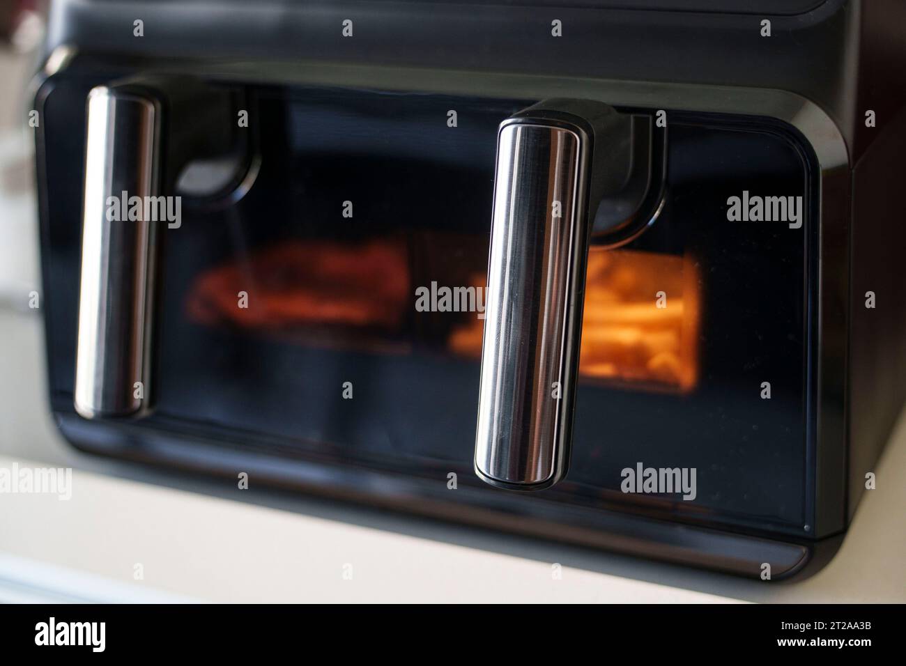Große Luftfritteuse mit Doppeltablett auf einer Küchenarbeitsplatte Stockfoto