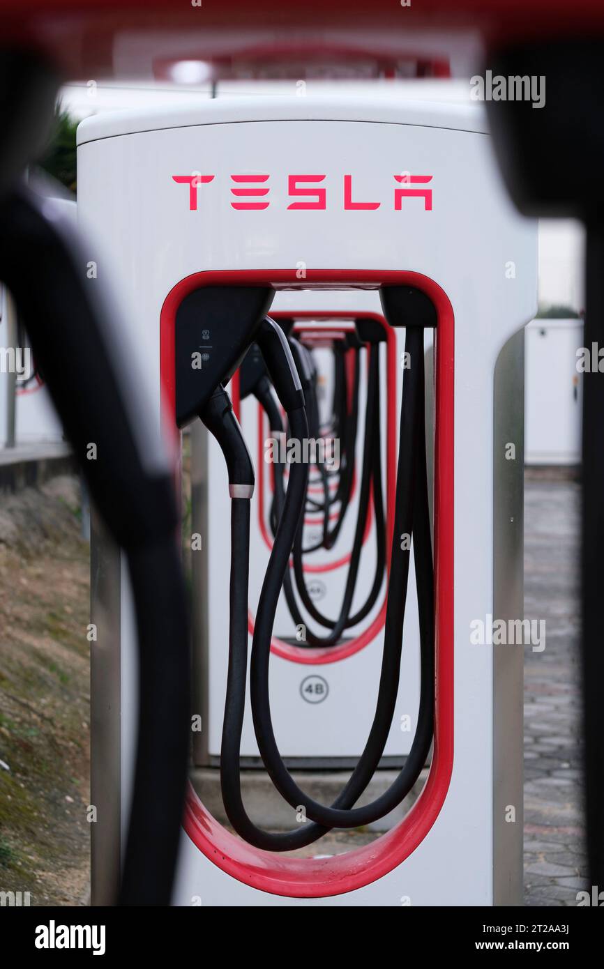 Tesla Model 3 Autoladung am Tesla Supercharger SUC in Mealhada, Portugal, Europa Stockfotografie