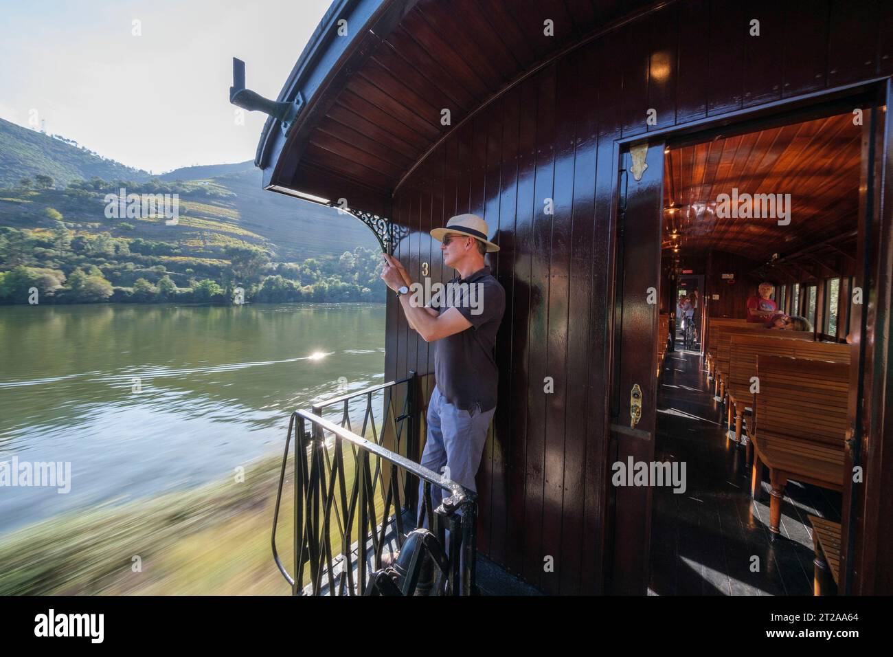 Douro historischer Zug zwischen Régua und Tua entlang des Flusses Douro, Portugal, Europa Stockfoto