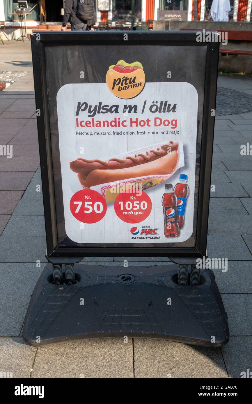 Werbeschild Isländischer Hot Dog (Pylsa), Kombi Mit Pepsi Max, Gehsteig Schild Fast Food In Downtown Reykjavik Island, Stockfoto Stockfoto