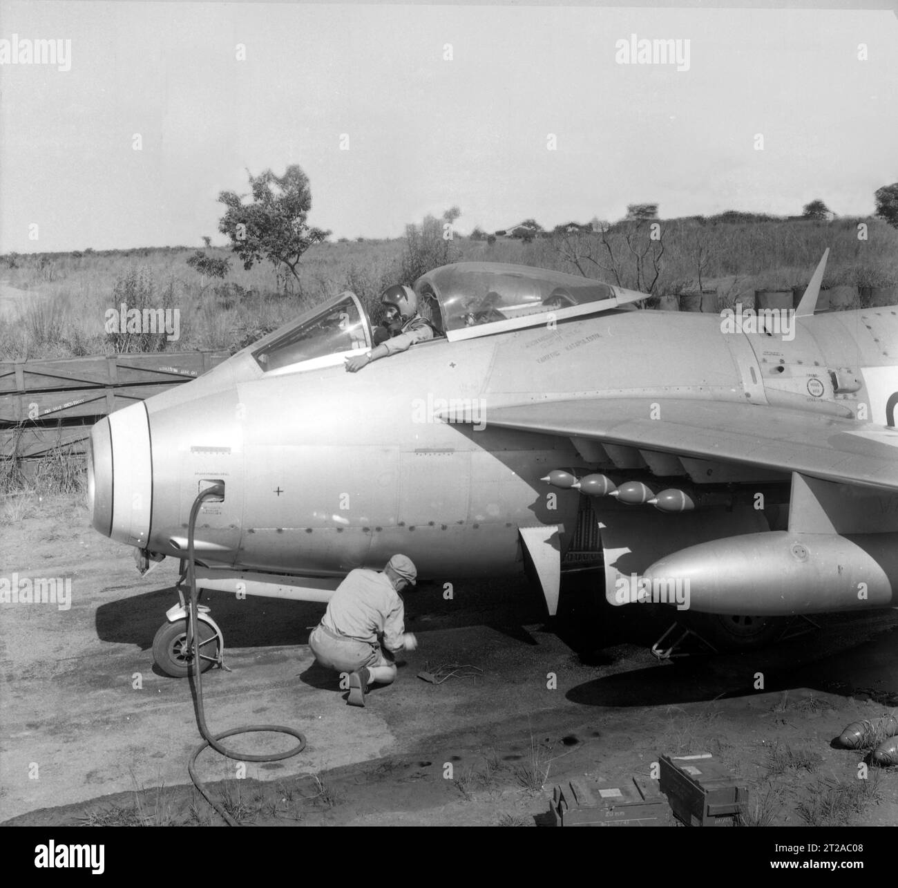 Fliegendes fass Schwarzweiß-Stockfotos und -bilder - Alamy