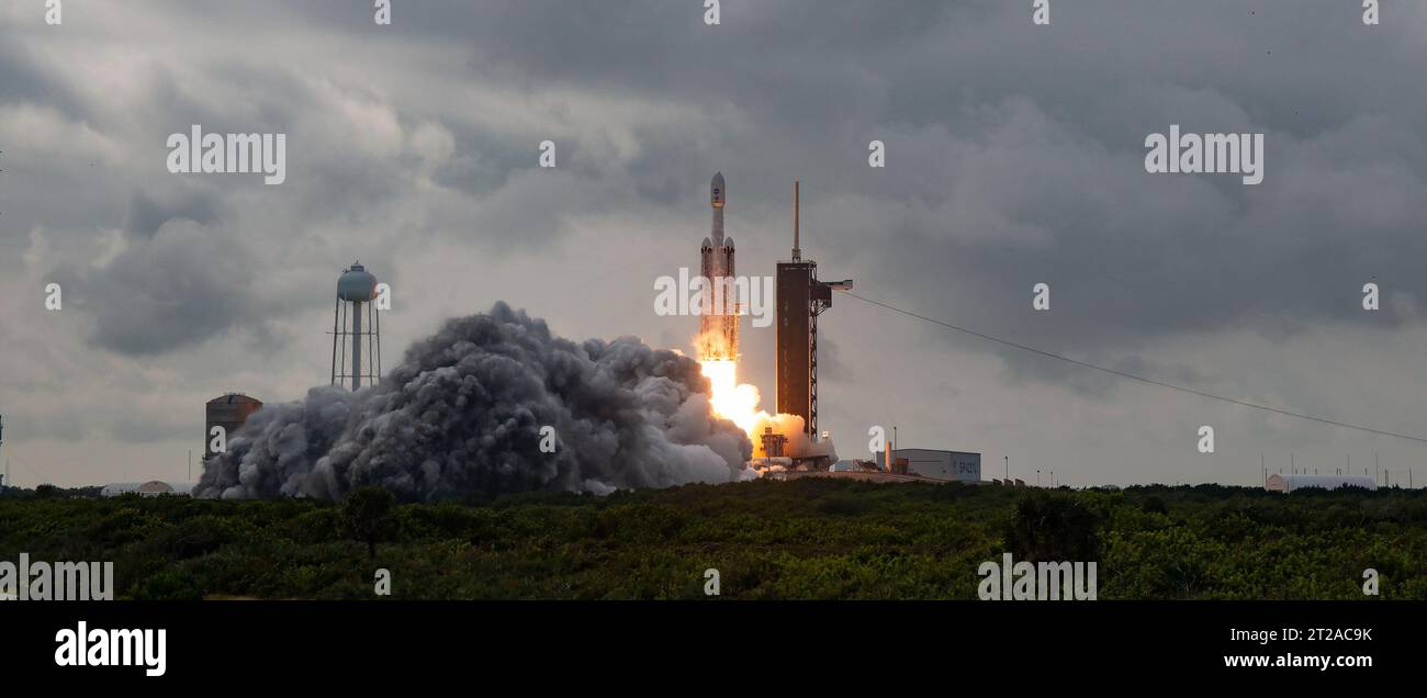 Psyche Liftoff. Am Freitag, den 13. Oktober 2023, um 10:19 Uhr EDT, hebt die NASA-Raumsonde Psyche auf einer SpaceX Falcon Heavy-Rakete vom historischen Starterkomplex 39A des Kennedy Space Centers in Florida ab. Die Psyche-Mission wird einen metallreichen Asteroiden gleichen Namens untersuchen, der sich im Hauptgürtel zwischen Mars und Jupiter befindet. Das ist die erste Mission der NASA, einen Asteroiden zu untersuchen, der mehr Metall als Felsen oder Eis hat. Riding with Psyche ist eine bahnbrechende Technologiedemonstration – das DSOC-Experiment (Deep Space Optical Communications) der NASA –, das der erste Test für Laserkommunikation darüber hinaus sein wird Stockfoto