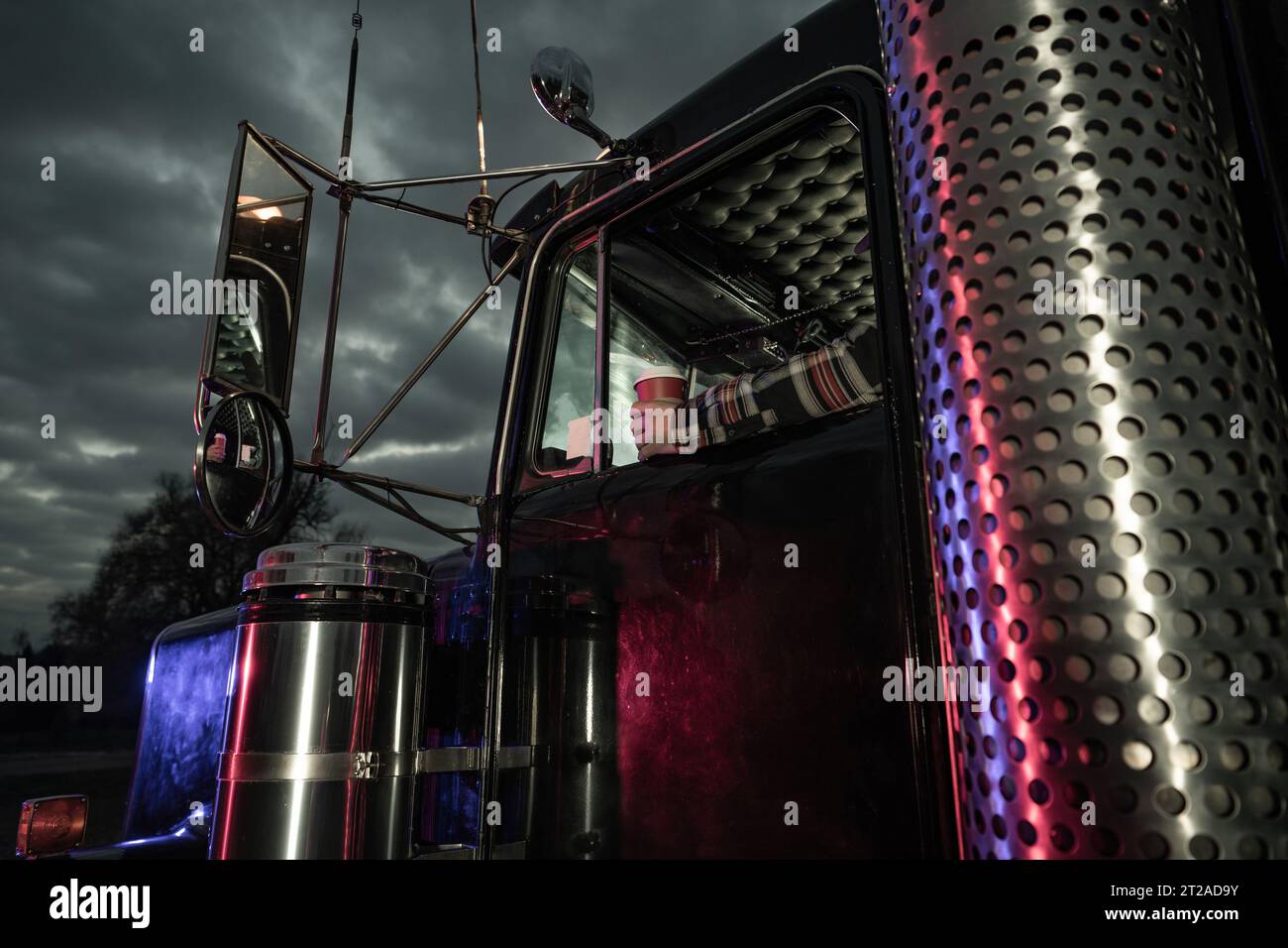 Semi Truck Fahrer Kaffeepause Während Der Nachtschicht. Amerikanisches Trucking-Thema. Stockfoto