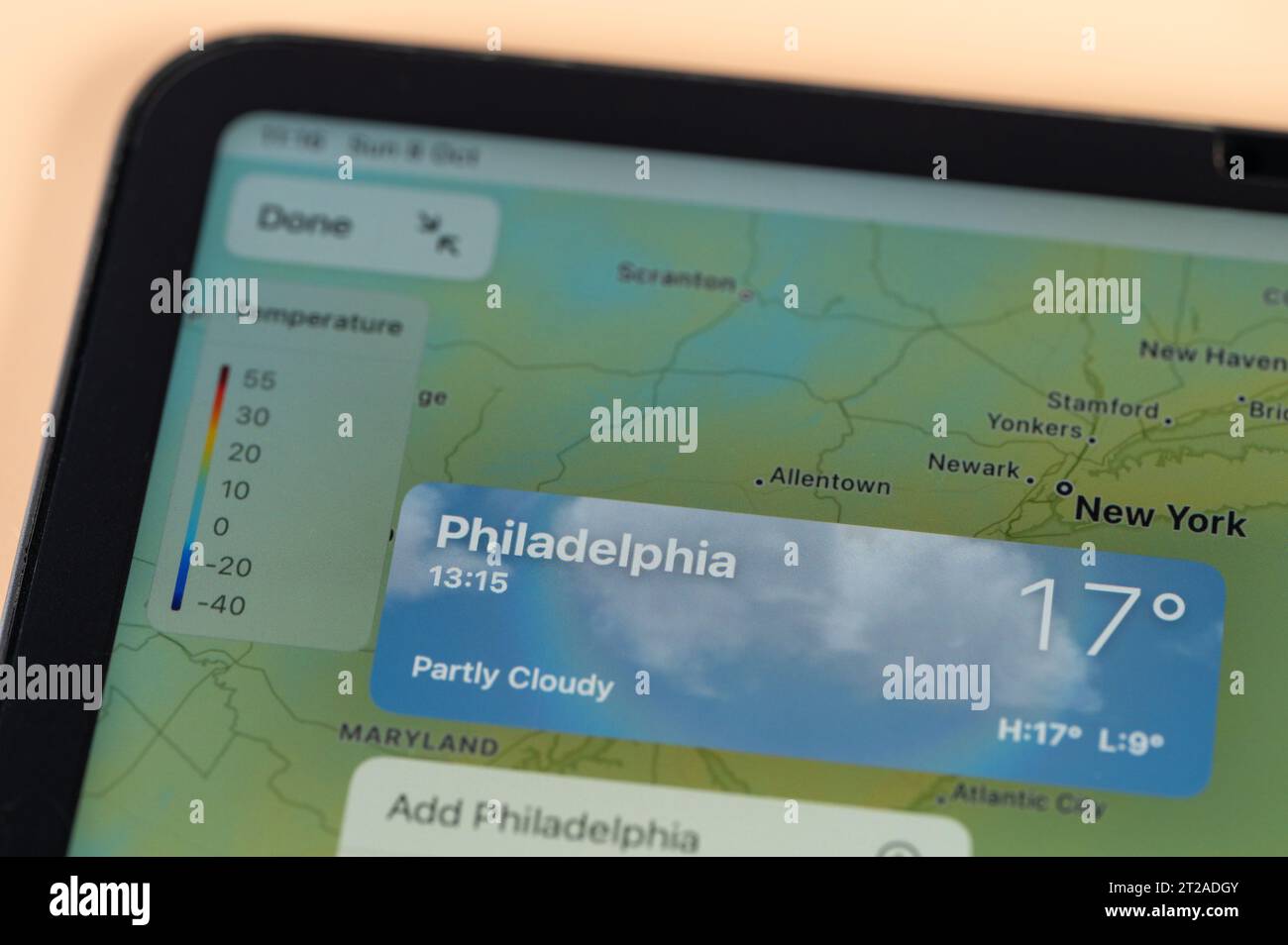 New York, USA - 8. Oktober 2023: Überprüfung der Temperatur außerhalb von Philadelphia mit der Online-App ipad Tablet-Bildschirm Nahansicht Stockfoto