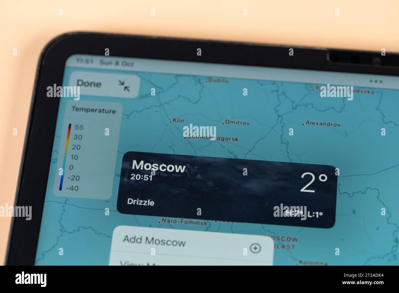 New York, USA - 8. Oktober 2023: Überprüfung der Temperatur außerhalb von Moskau mit der Online-App ipad Tablet-Bildschirm Nahansicht Stockfoto