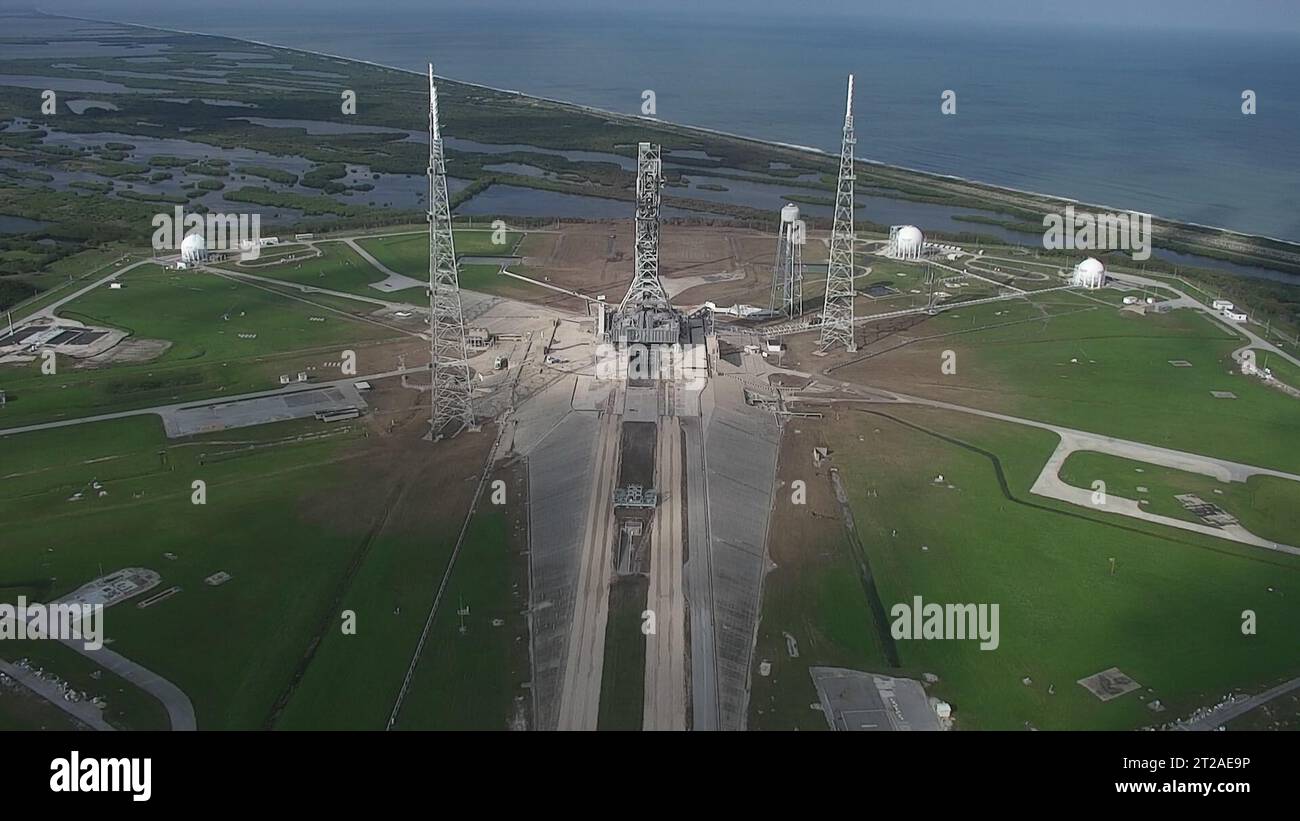 Die NASA-Teams für Exploration Ground Systems bewerteten den Launch Complex 39B nach dem Start von Artemis I am 16. November 2022. Die mobile Trägerrakete und das Pad wurden auf Schutt oder strukturelle Probleme überprüft, um zu bestätigen, dass alle Systeme wie vorgesehen funktionieren und strukturell einwandfrei sind. Stockfoto