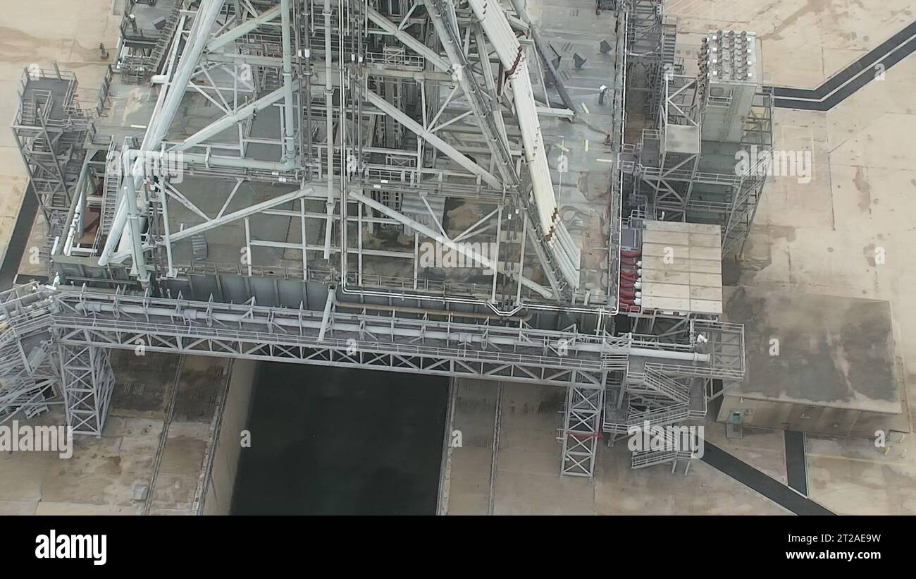 Die Exploration Ground Systems der NASA führten nach dem Start von Artemis I am 16. November 2022 eine Bewertung nach dem Start auf der LC-39B durch. Die Teams haben den mobilen Starter und das Pad auf Schmutz und strukturelle Schäden überprüft. Die Ingenieure bestätigten, dass die Systeme ordnungsgemäß funktionieren und strukturell einwandfrei sind. Stockfoto