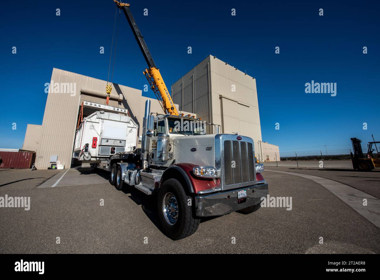 Ein Container mit dem SWOT-Raumschiff wurde am 19. November 2022 in einen Wohnwagen der Astrotech-Anlage auf der Vandenberg Space Force Base, Kalifornien, gebracht, bevor der Transport zur SpaceX für den Start im Dezember stattfand, um das Oberflächenwasser und die Ozeantopographie der Erde zu beobachten. Stockfoto