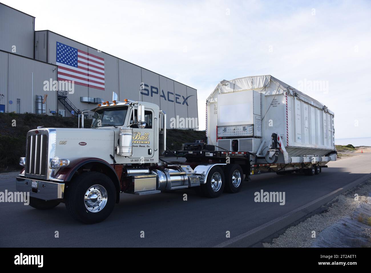 Die SWOT-Raumsonde wurde am 21. November 2022 von Astrotech zur SpaceX-Anlage auf der Vandenberg Space Force Base, Kalifornien, transportiert, um im Dezember die Falcon 9 zu starten, um die Oberflächenwasserstände der Erde zu messen. Stockfoto