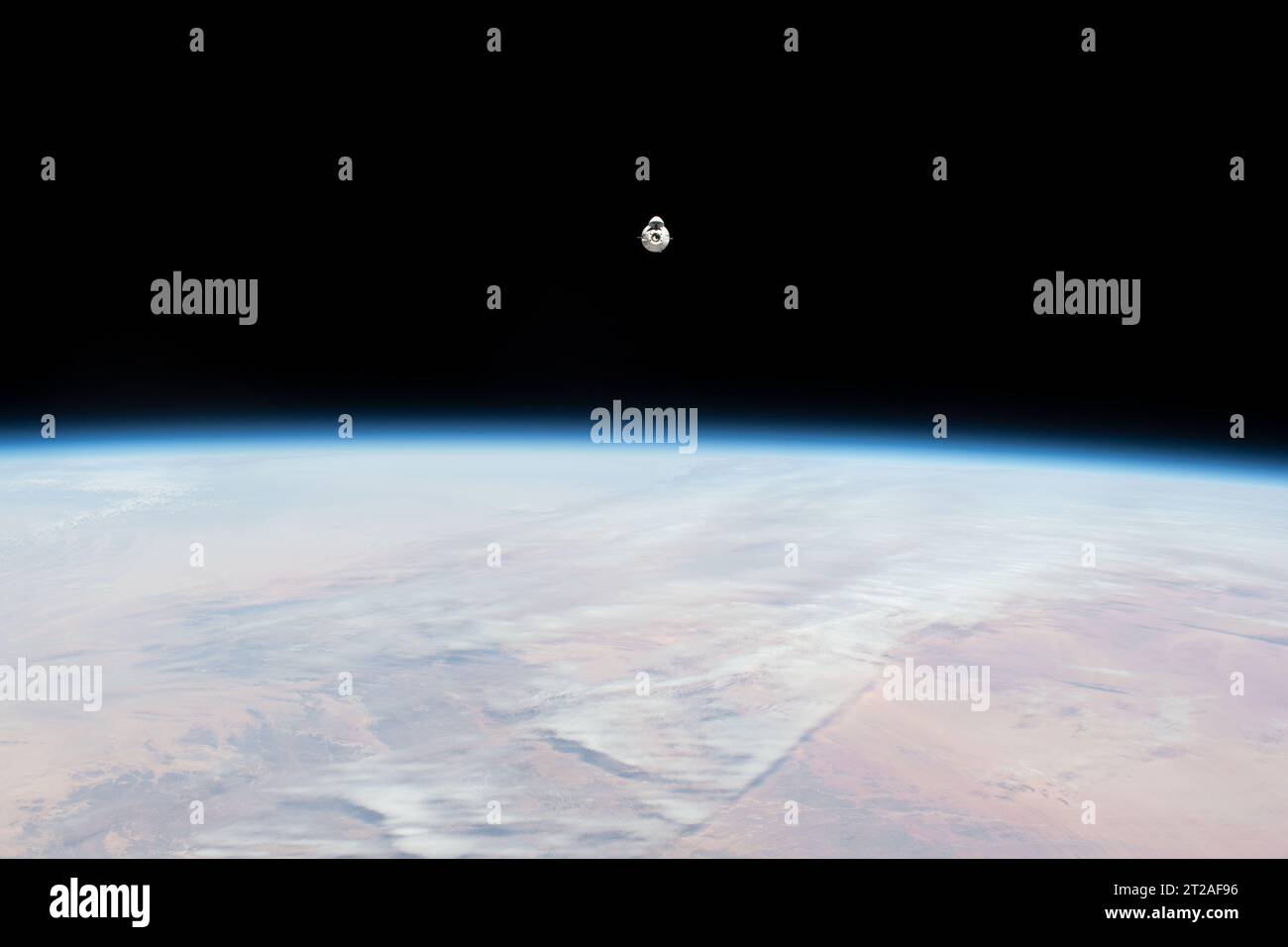 Die SpaceX Dragon Cargo-Raumsonde, die über 7.700 Pfund Wissenschaft, Vorräte und Fracht transportiert, nähert sich der Internationalen Raumstation zum Andocken. Stockfoto