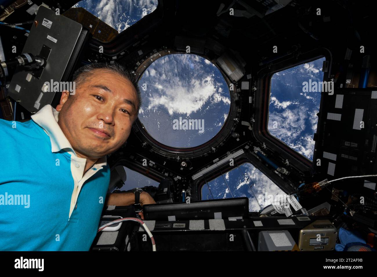 Expedition 68 Flugingenieur Koichi Wakata von JAXA wurde in der sieben-Fenster-Kuppel der ISS fotografiert, während sich die SpaceX Dragon Cargo-Raumsonde der Station nähert, um anzudocken. Stockfoto