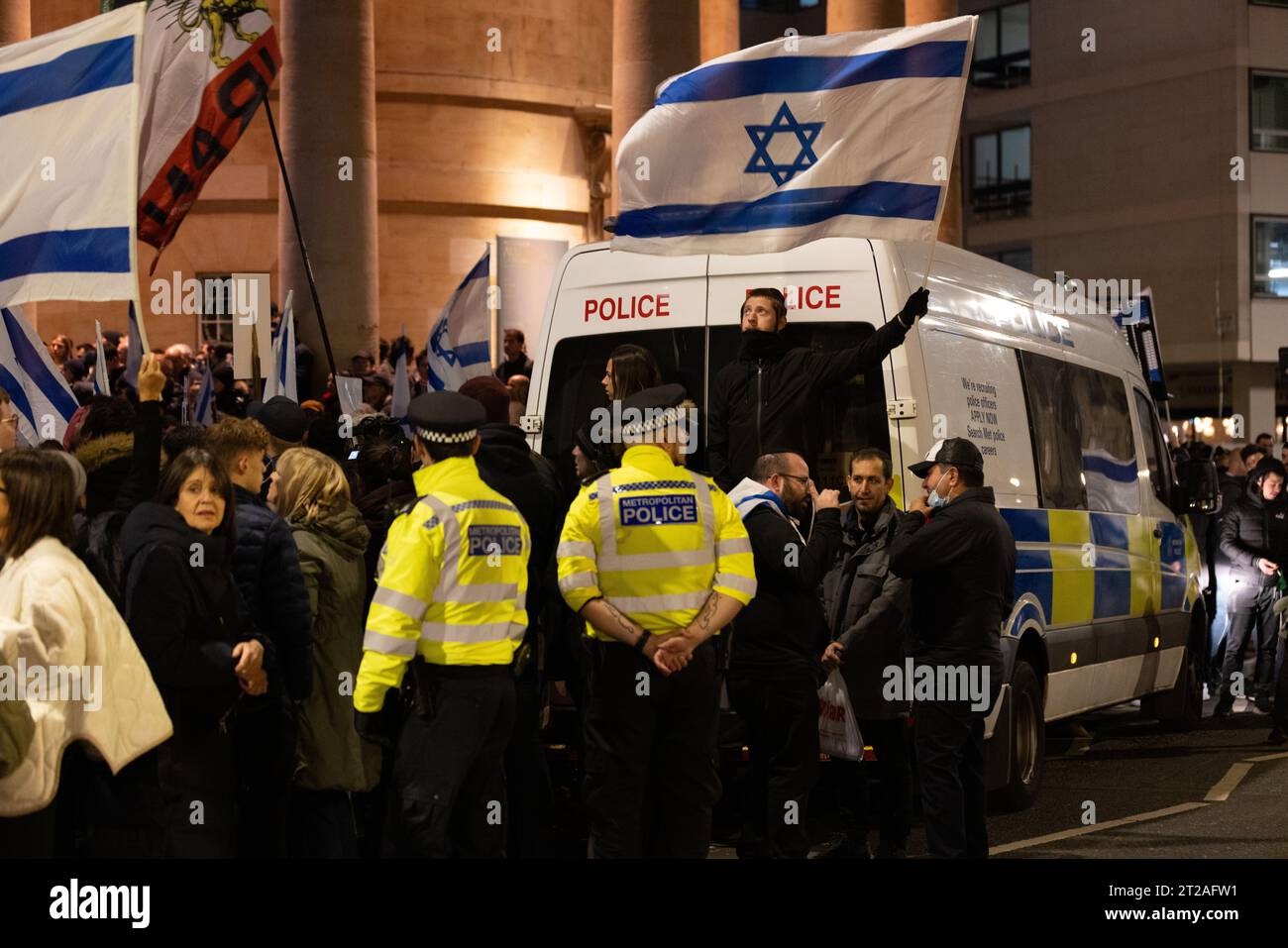 Pro-israelische Aktivisten protestieren vor dem British Broadcasting House am Portland Place gegen das Versäumnis der BBC, die Hamas als "Terroristen" zu bezeichnen. Oktober Stockfoto