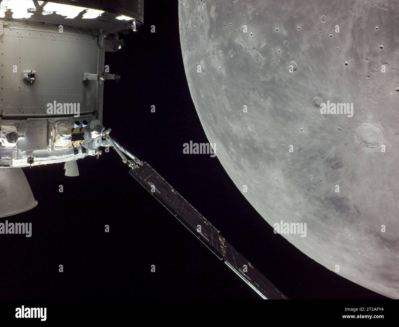 Am 20. Tag der Artemis I können Nahaufnahmen des Orion Command Modules und des European Service Modules aufgenommen werden, die das Moonikin Campos-Übungspuppe mit Sensoren für Strahlung, Beschleunigung und Vibration zeigen. Stockfoto