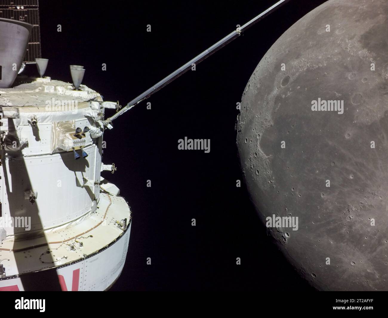 Am 20. Tag der Artemis I-Mission werden Nahaufnahmen des Orion Command Module und des European Service Module der NASA aufgenommen, wobei das Moonikin Campos-Männchen mit Strahlungs-, Beschleunigungs- und Vibrationssensoren gezeigt wird. Stockfoto