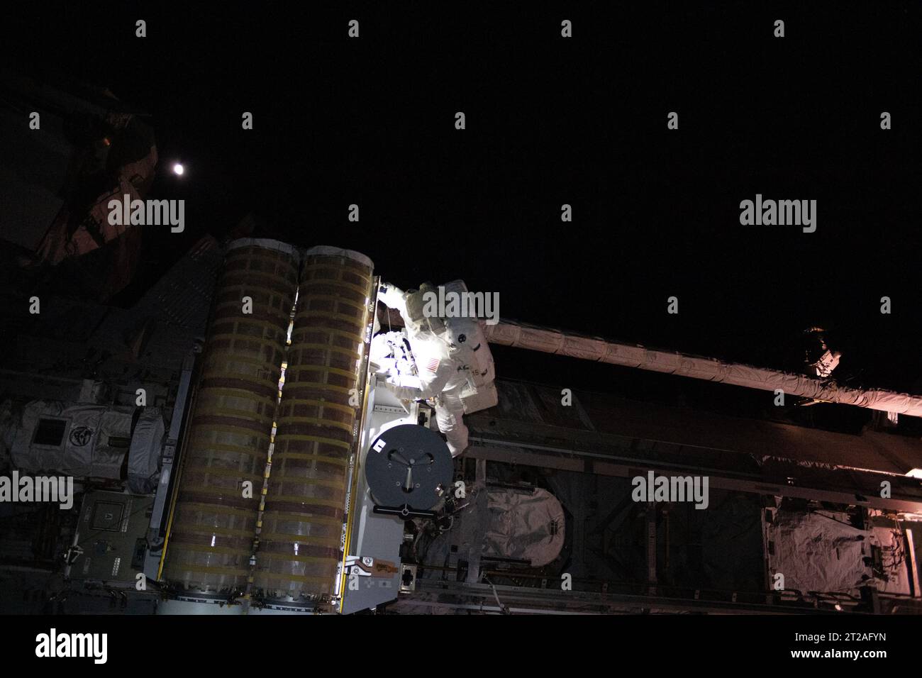Die NASA-Astronauten Josh Cassada und Frank Rubio installieren am 3. Dezember 2022 ein Rollout-Solar-Array auf dem ISS-Steuerbordträger. Sobald alle sechs Arrays installiert sind, wird die Stromerzeugung in der Station 250 kW übersteigen, wodurch die Kapazität für Forschung und Betrieb um mehr als 30% erhöht wird. Stockfoto