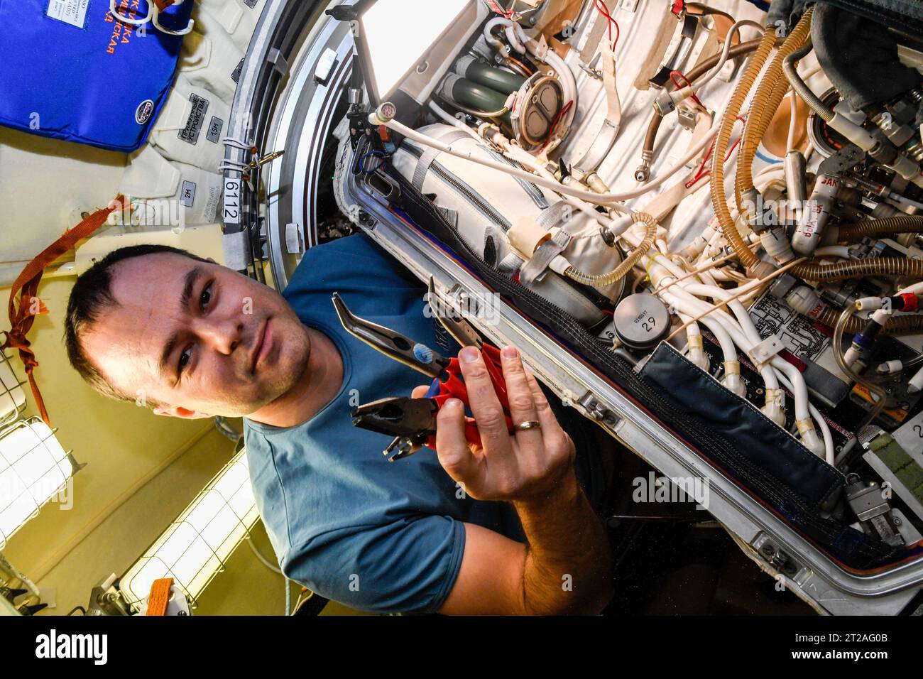 Kameras mit Solaranlagen erfassen Nahaufnahmen des Orion Command Module und des europäischen Servicemoduls am Artemis I Tag 20. Sie zeigen Moonikin Campos-Übungspuppe mit Sensoren, die Strahlungs-, Beschleunigungs- und Vibrationsdaten messen. Stockfoto