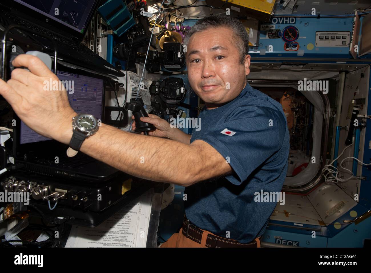 Expedition 68 Flugingenieur Koichi Wakata von JAXA führt im Rahmen der Behavioral Core Measures Studie einen Robotik-Test auf der ISS durch, der die Leistung der Besatzung in Schwerelosigkeit bewertet. Stockfoto