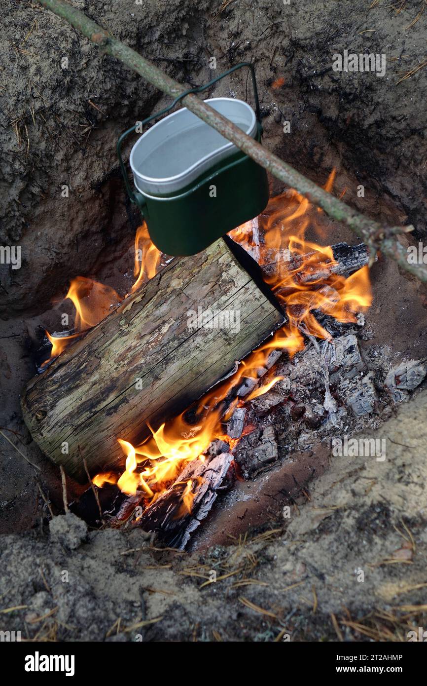 Kochgeschirr über Lagerfeuer Kochgeschirr über Lagerfeuer, 23.09.2023, Beelitz, Brandenburg, über einem Lagerfeuer befindet sich Kochgeschirr mit Wasser zum Erhitzen. *** Kochgeschirr über Lagerfeuer Kochgeschirr über Lagerfeuer, 23 09 2023, Beelitz, Brandenburg, über Lagerfeuer ist Kochgeschirr mit Wasser zum Aufwärmen Stockfoto