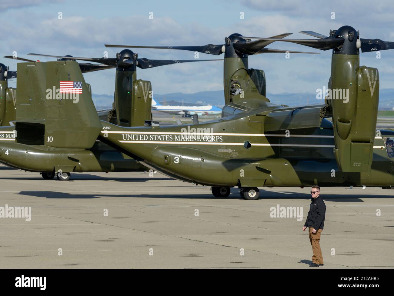 USA Präsident Joe Biden kommt an Bord der Air Force One am Moffett Federal Airfield an. Biden wurde von David Korsmeyer, dem stellvertretenden Leiter des Zentrums, der Kongressabgeordneten Anna Eshoo, Senator Alex Padilla und dem kalifornischen Gouverneur Gavin Newsom begrüßt, bevor er in den Marine One Hubschrauber einstieg, um die Folgen von Überschwemmungen und anderen Sturmfolgen entlang der zentralen Küste Kaliforniens zu beobachten. Stockfoto