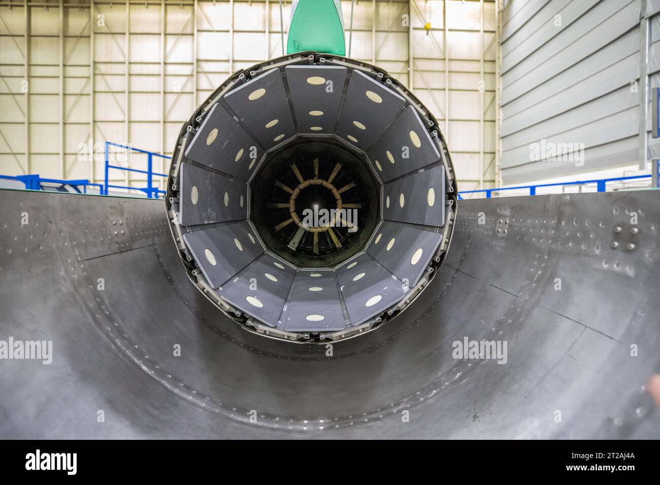 Am 15. März 2023 führten Lockheed Martin-Teammitglieder in Palmdale, Kalifornien, eine Prüfung der geöffneten Düse und allgemeine Arbeiten durch, einschließlich Inspektion und Einstellung der Motorkomponenten. Stockfoto