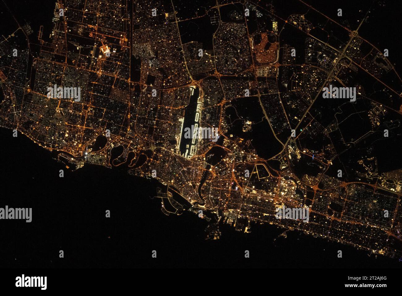 Ein Blick auf die Lichter der Stadt Sharjah und Dubai in den Vereinigten Arabischen Emiraten wurde von der Internationalen Raumstation während der Expedition 69 am 23. April 2023 aufgenommen. Der Dubai International Airport ist neben dem Ras Al Khor Wildlife Sanctuary sichtbar, während er 262 Meilen über der Erde umkreist. Stockfoto