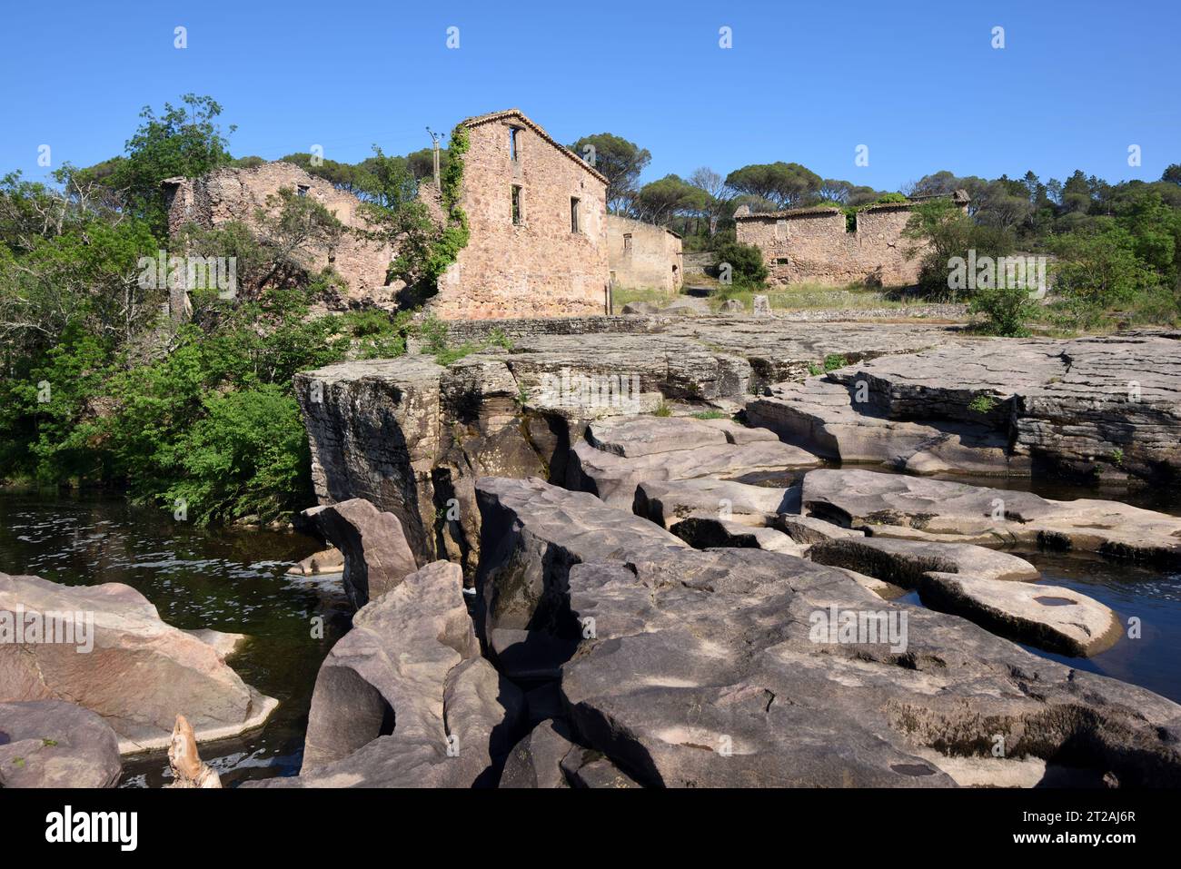 Verlassenes Dorf, Hamlet & Sägewerk an den Aille Falls oder Cascade de l'Aille, am Fluss Aille in der Nähe von Vidauban Var Provence Frankreich Stockfoto