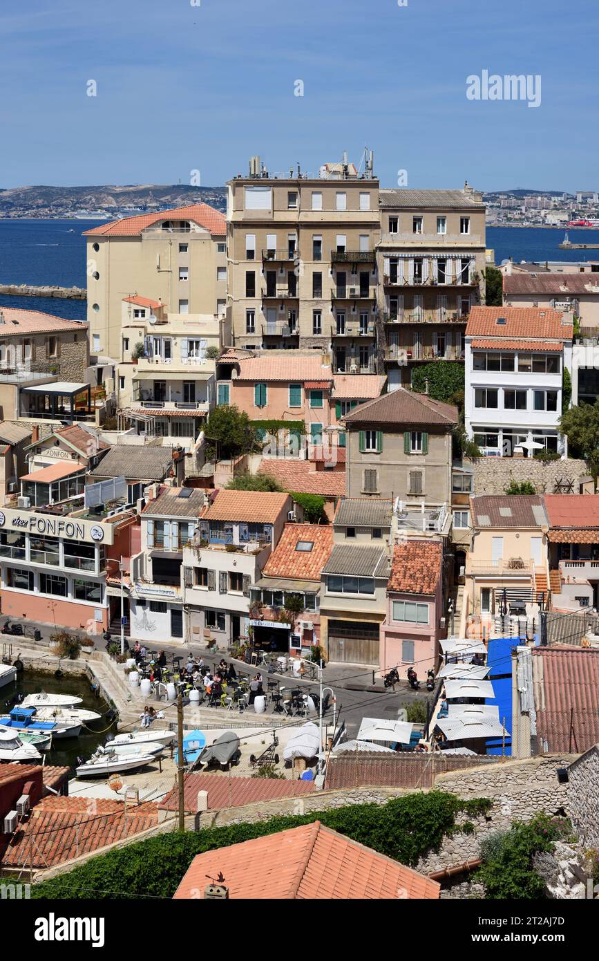 Blick über die Dächer von alten Häusern oder traditionellen Stadthäusern im Vallon des Auffes mit der Bucht von Marseille oder dem Mittelmeer hinter Frankreich Stockfoto