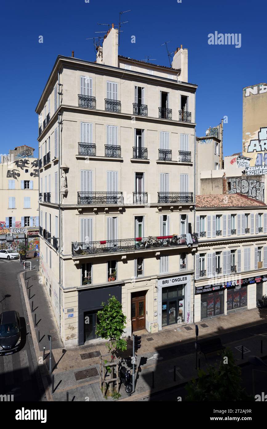 Eckgebäude und Fassade der 19. Gebäude auf der Cours Lieutaud Noailles Marseille Frankreich Stockfoto