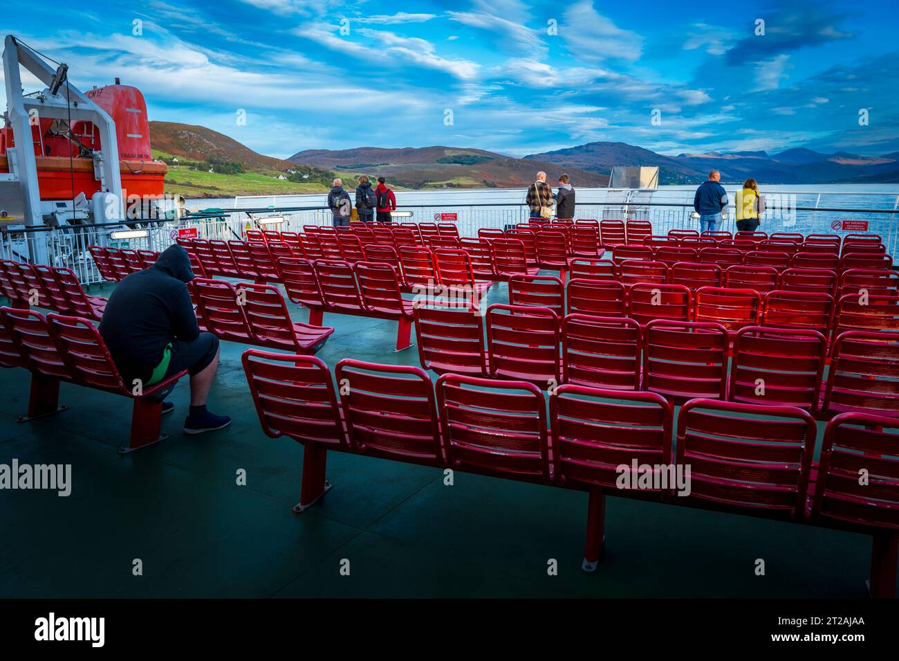 Windschauer und starker Wind folgen der Fähre von Stornoway auf den Äußeren Hebriden nach Ullapool, Schottland Stockfoto