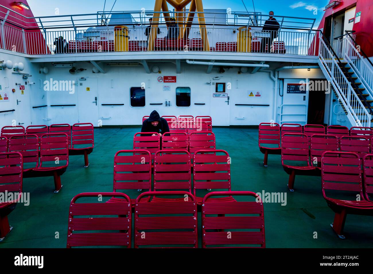 Windschauer und starker Wind folgen der Fähre von Stornoway auf den Äußeren Hebriden nach Ullapool, Schottland Stockfoto