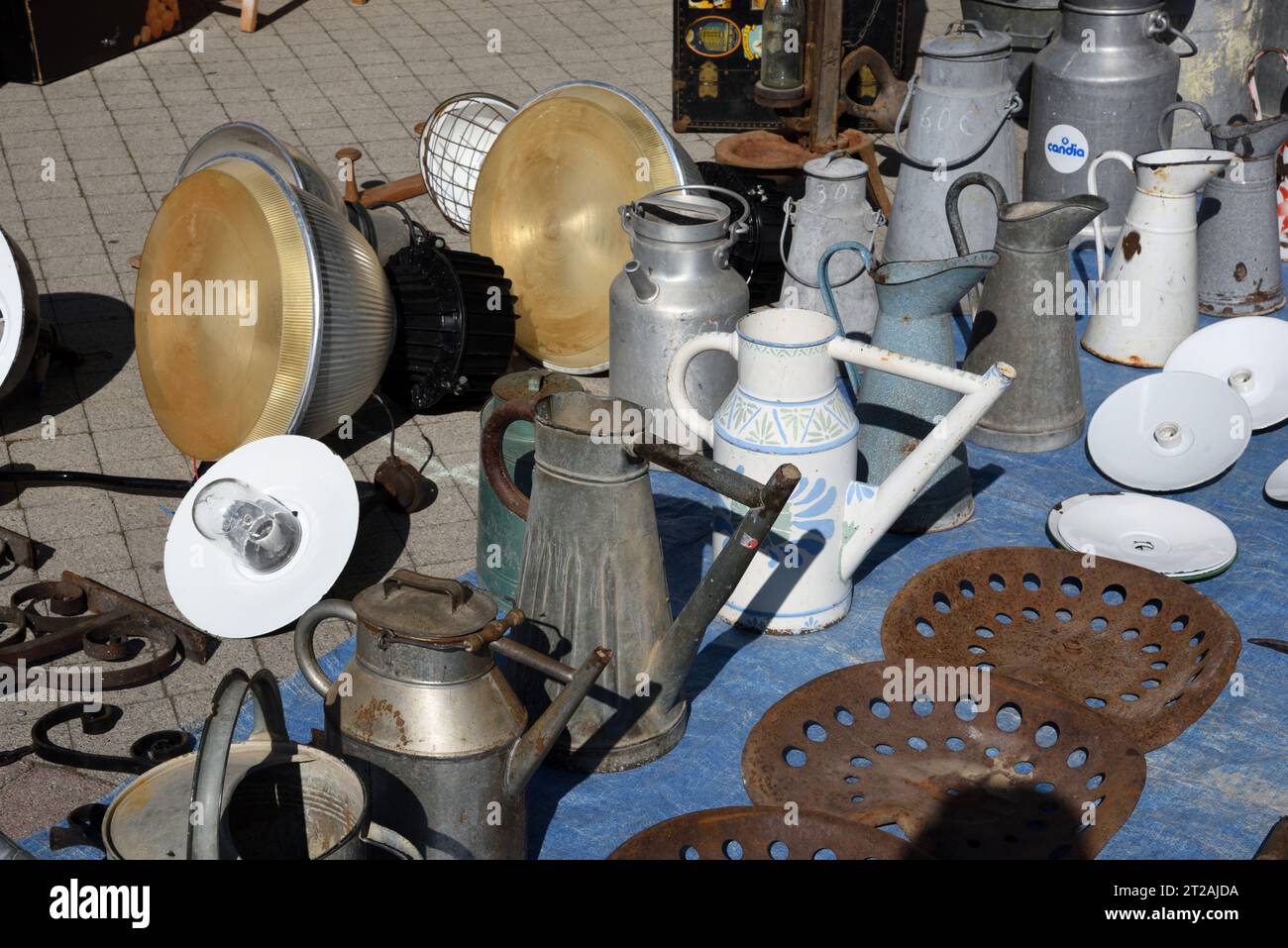 Vintage-, Sammel- oder Sammlerlampen, Gießkannen und Milchkannen am Marktstand, Antiquitätenmarkt oder Brocante Provence Frankreich Stockfoto