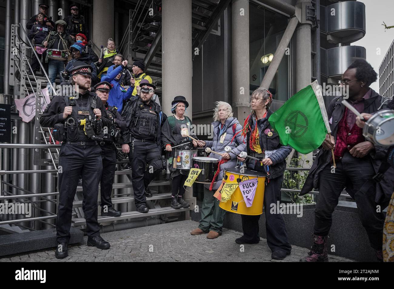 London, Großbritannien. Oktober 2023. ÔOily Money OutÕ Aktivisten des Klimawandels der Extinction Rebellion (XR) marschieren und protestieren durch den Finanzdistrikt cityÕs, um ein Ende der fossilen Brennstoffe und Ôstop den Fluss von oilÕ zu fordern. Guy Corbishley/Alamy Live News Stockfoto