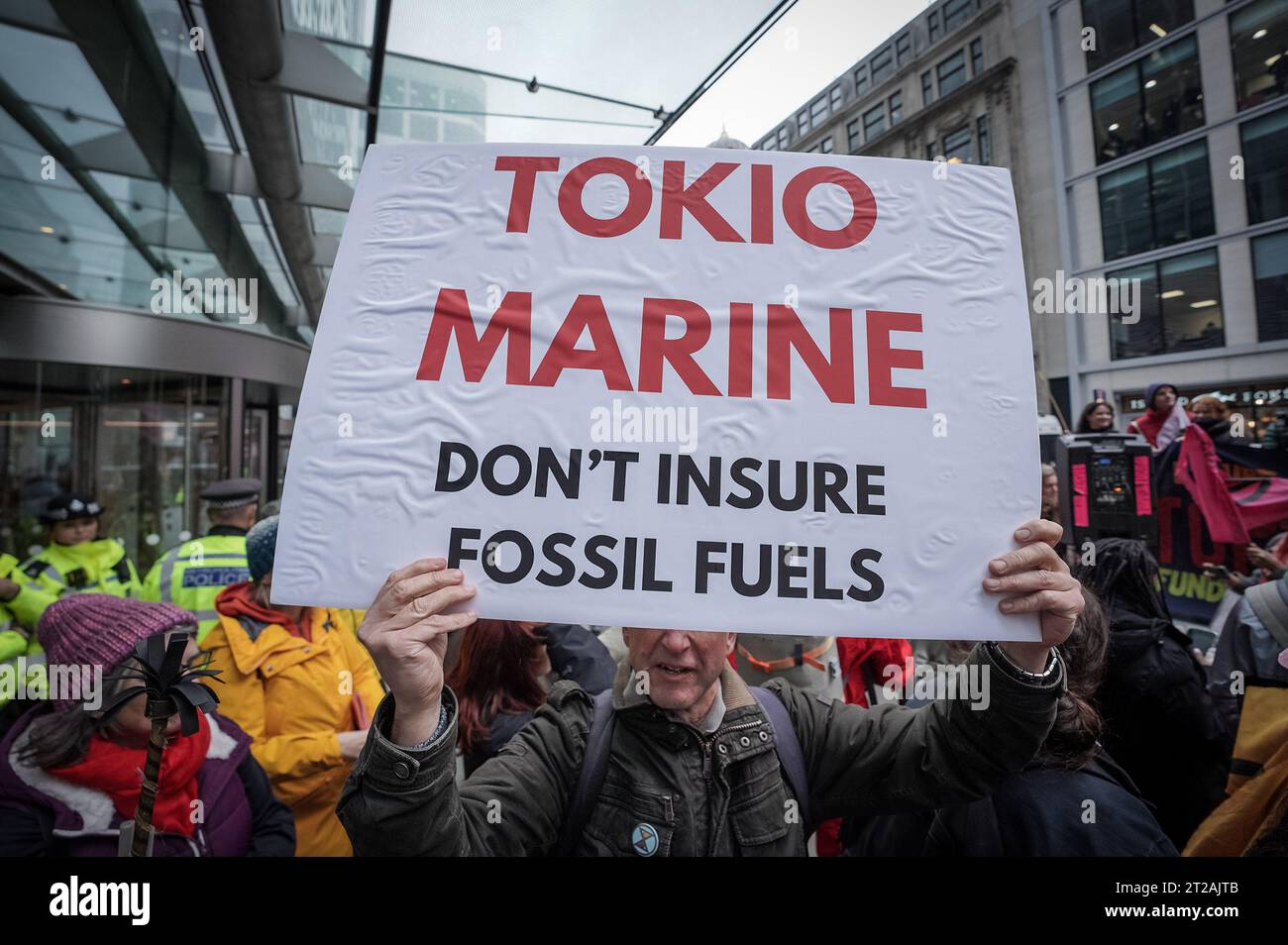 London, Großbritannien. Oktober 2023. ÔOily Money OutÕ Klimaschutzaktivisten der Extinction Rebellion (XR) versammeln sich vor den Büros von Tokyo Marine, um zu fordern, dass sie sich weigern, große Ölgesellschaften zu versichern, um fossile Brennstoffe zu beenden und den Ölfluss zu stoppen. Guy Corbishley/Alamy Live News Stockfoto