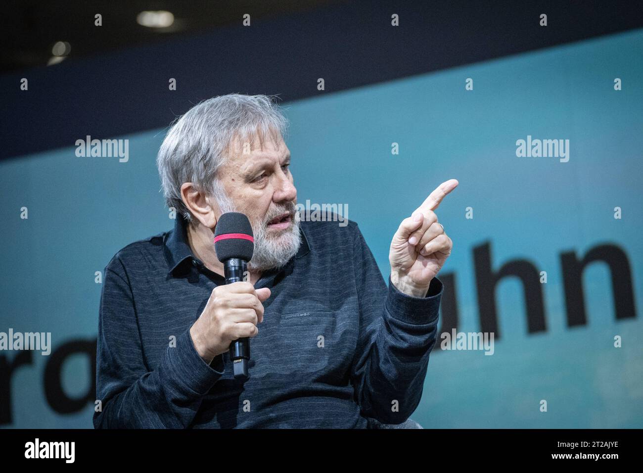 Frankfurter Buchmesse 2023 -Literaturbühne von ARD, ZDF und 3sat Slavoj Å½iÅ¾ek im Gespräch am Tag nach seiner umstrittenen Rede vom Vortag auf der Eröffnungsfeier der Frankfurter BuchmesseFrankfurter Buchmesse 2023 -Literaturbühne von ARD, ZDF und 3sat Slavoj Å½iÅ¾ek im Gespräch am Tag nach seiner umstrittenen Rede vom Vortag auf der Eröffnungsfeier der Frankfurter Buchmesse, Frankfurt Hessen Deutschland Messegelände *** Frankfurter Buchmesse 2023 Literaturbühne der ARD, ZDF und 3sat Slavoj Å½iÅ¾ek im Gespräch am Tag nach seiner umstrittenen Rede am Tag zuvor bei der Eröffnungszeremonie von Stockfoto