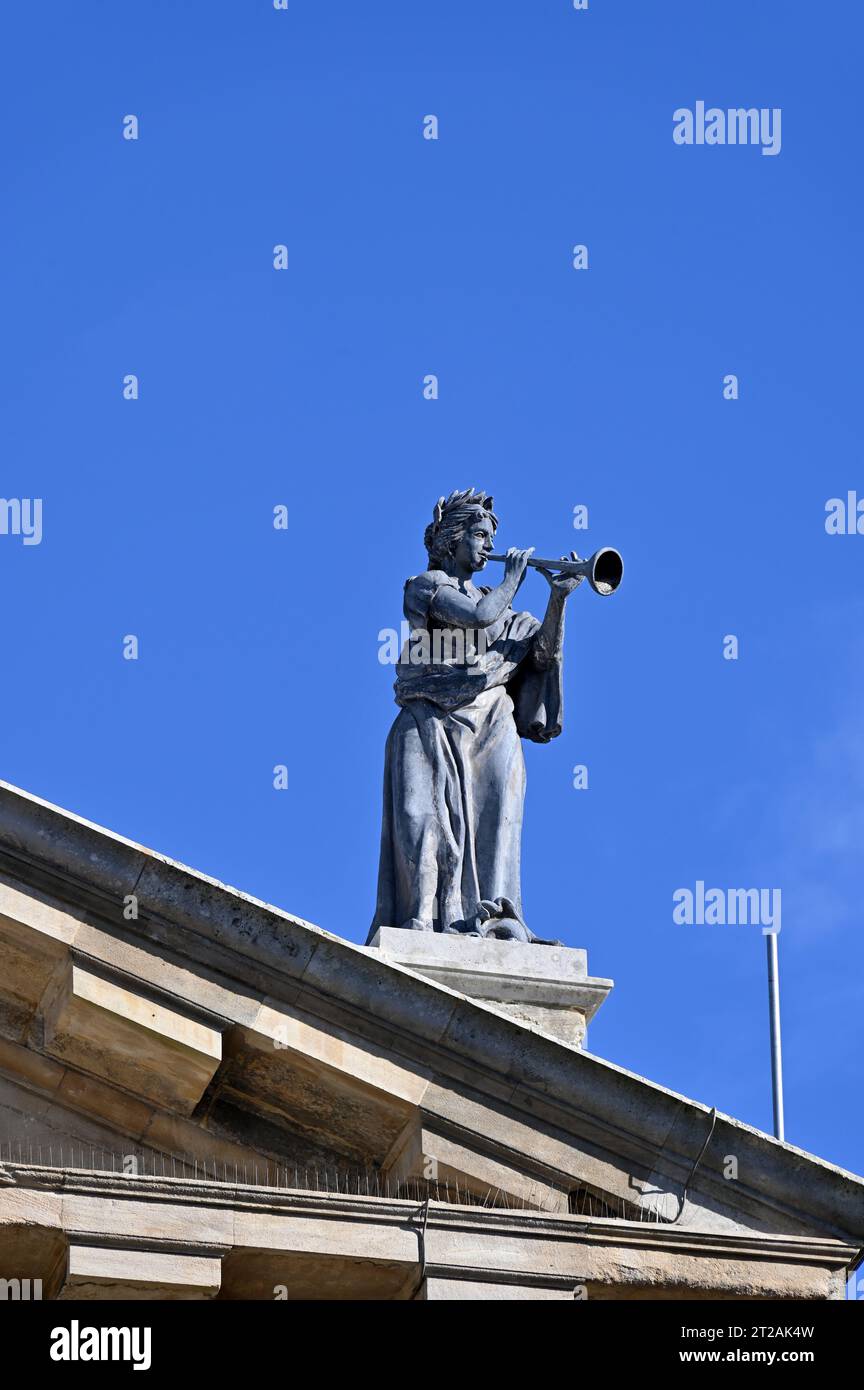 Steinfiguren auf dem Dach des Clarendon Building, Broad Street, Oxford Stockfoto