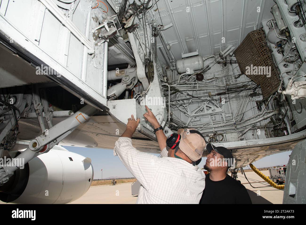 . Das Student Airborne Research Program der NASA Armstrong feiert im Jahr 2023 15 Jahre Erfolg. SARP ist ein achtwöchiges Sommerpraktikumsprogramm und bietet Studenten der Oberstufe die Möglichkeit, praktische Forschungserfahrungen im Rahmen einer wissenschaftlichen Kampagne mit den Flugwissenschaftslabors des NASA Airborne Science Program zu erwerben die Studenten an Bord der DC-8-Flugzeuge der NASA, des größten fliegenden Wissenschaftslabors der Welt, unterstützen Wissenschaftler der NOAA, der National Oceanic and Atmospheric Administration bei einem wissenschaftlichen Projekt zur Erforschung der Ai Stockfoto