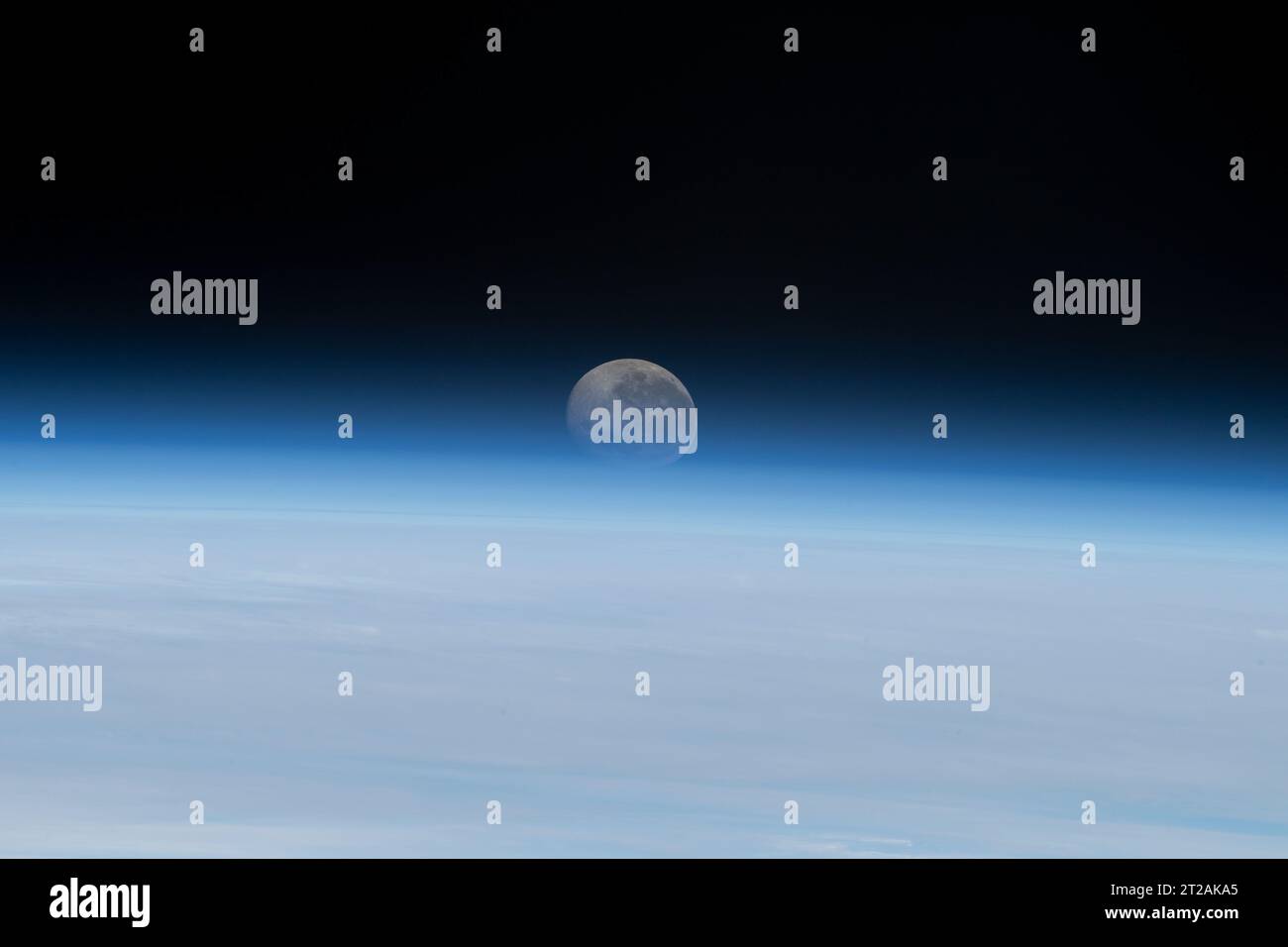 . Iss069e029100 (5. Juli 2023) --- der Mond beginnt, die Atmosphäre unter den Horizont der Erde zu versenken, indem er ihr Licht bricht oder verbiegt, wodurch sie flacher erscheint auf diesem Foto, das von der Internationalen Raumstation aufgenommen wurde, als er 262 Meilen über dem Atlantischen Ozean vor der Küste Namibias umkreiste. Stockfoto