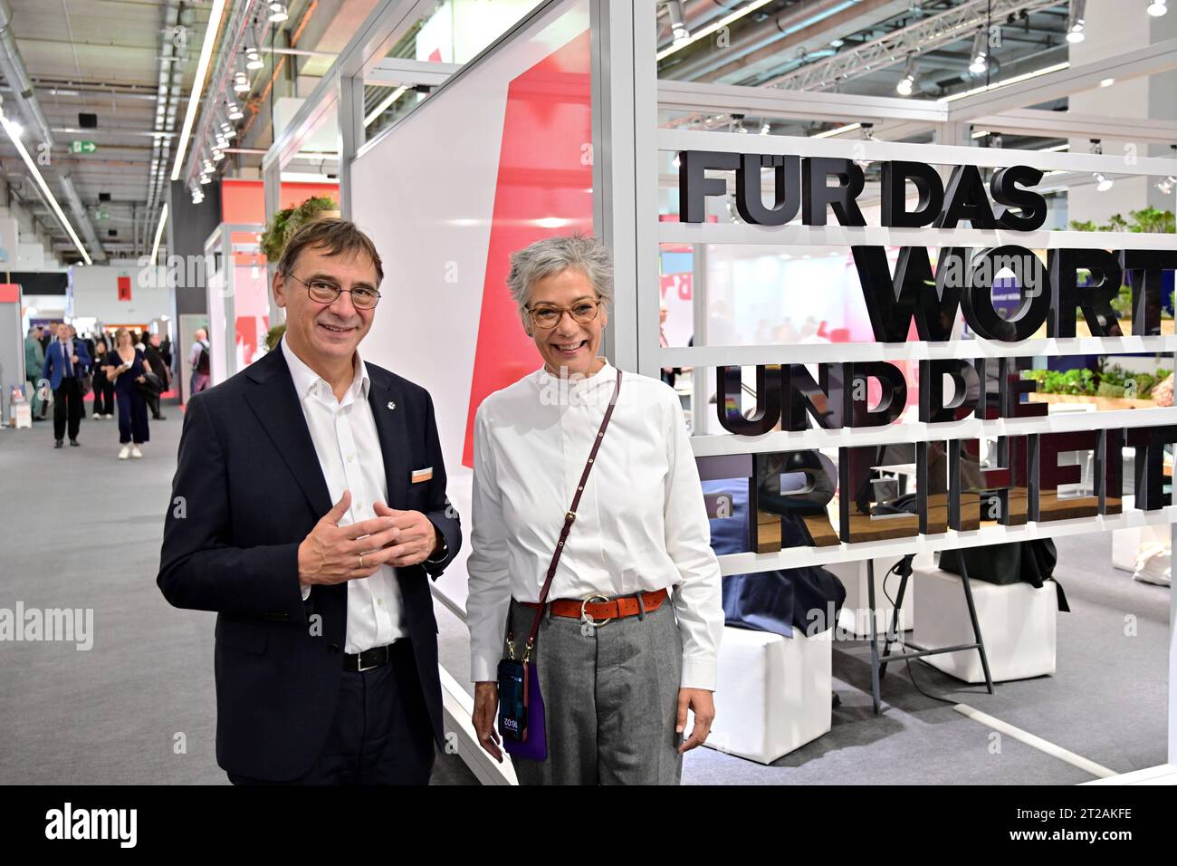 Der hessen-nassauische Kirchenpraesident und Medienbischof der EKD, Volker jung l, besucht am 18.10.2023 die Frankfurter Buchmesse, hier mit Karin Schmidt-Friderichs, Vorsteherin des Boersenvereins des deutschen Buchhandels. Siehe epd-Meldung vom 18.10.2023 NUR REDAKTIONELLE VERWENDUNG *** der Präsident der Kirche Hessen-Nassau und Medienbischof der EKD, Volker jung l, wird am 18 10 2023 die Frankfurter Buchmesse besuchen, hier mit Karin Schmidt Friderichs, Präsident des Boersenvereins des deutschen Buchhandels siehe epd-Bericht vom 18 10 2023 NUR REDAKTIONELLE VERWENDUNG Copyright: epd-bild/ThomasxLohnes epd-Buch Stockfoto