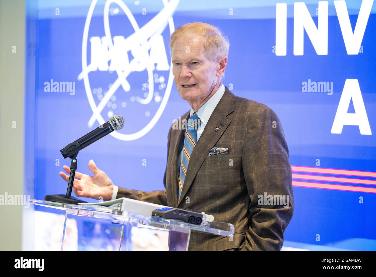 Small Business Administration Scorecard Pressekonferenz. NASA-Administrator Bill Nelson hält Bemerkungen während einer Veranstaltung zur Enthüllung der 2022 Small Business Federal Procurement Scorecard am Dienstag, den 18. Juli 2023, im Earth Information Center im Mary W. Jackson NASA Hauptquartier in Washington. Der NASA-Administrator Bill Nelson und der stellvertretende NASA-Administrator Pam Melroy befanden sich bei Isabella Casillas Guzman, Administrator der Small Business Administration (SBA), für die Veröffentlichung der jährlichen Scorecard, die untersucht, wie Bundesbehörden ihre Ziele für kleine Unternehmen erreichen. Stockfoto