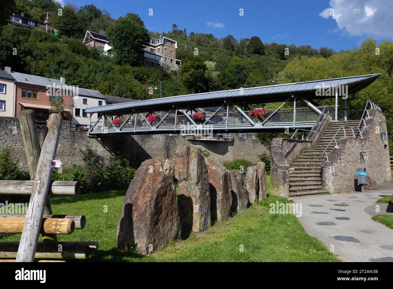 LA ROCHE-EN-ARDENNE, BELGIEN, 15. AUGUST 2023: Blick auf den Parc de Rompré (öffentlicher Park) und die überdachte Brücke über die Ourthe. La Roche ist ein Popul Stockfoto