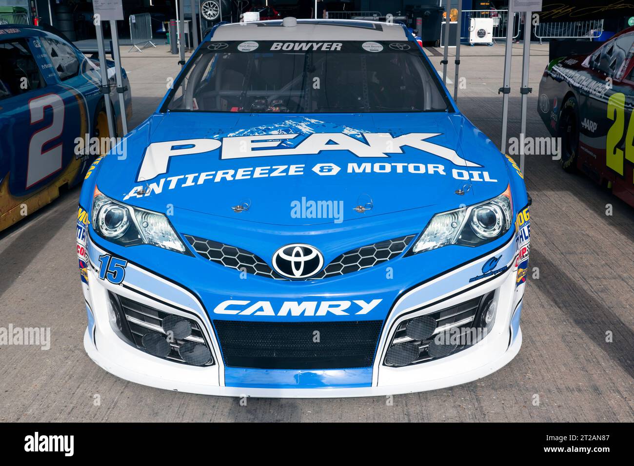 Vorderansicht eines Blue and White, 2011, Toyota Camry, der von Clint Bowyer für Michael Waltrip Racing in der NASCAR-Saison 2011 gefahren wurde. Stockfoto