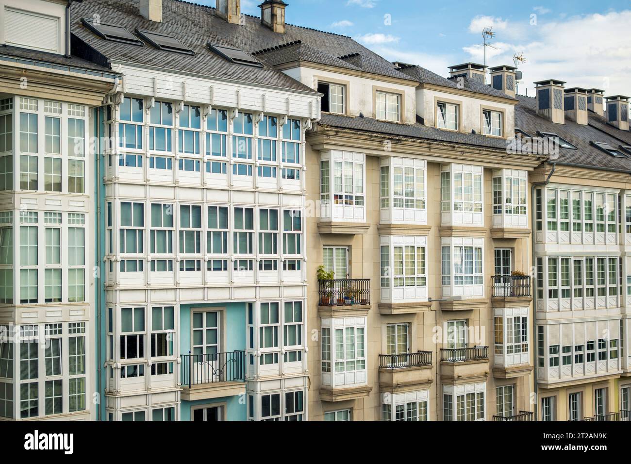 Lugo, Spanien, 6. September 2023: Blick auf typisch spanische Apartmenthäuser mit Fenstern und Balkonen Stockfoto