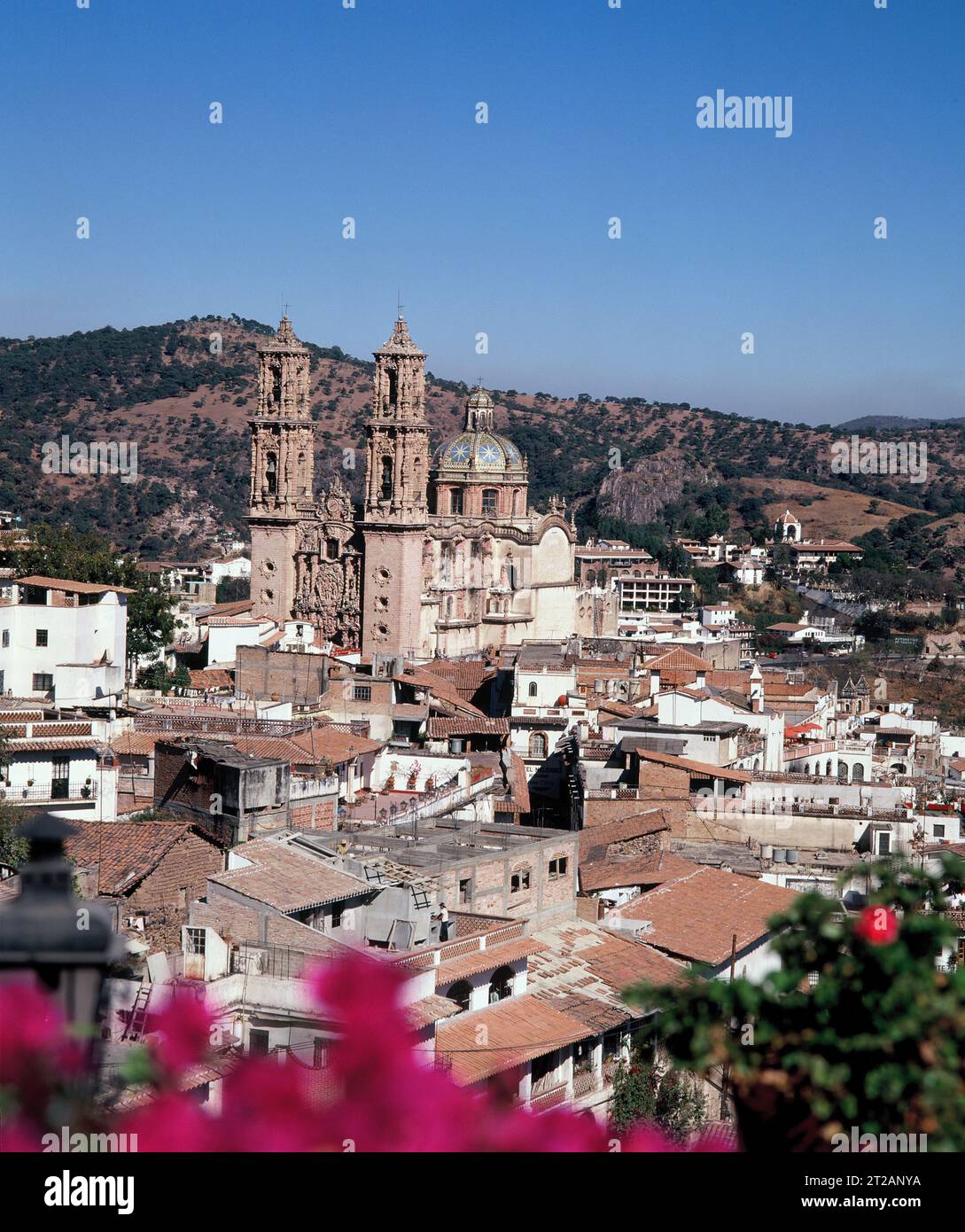 Mexiko. Guerrero. Taxco. Stadtübersicht mit der Kirche Santa Prisca. Stockfoto