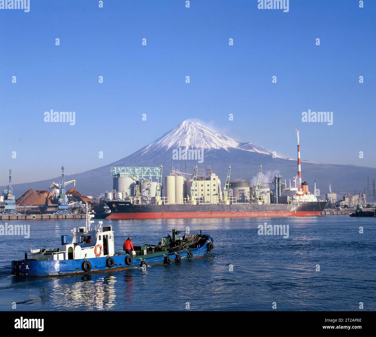 Japan. Berg Fuji. Blick auf die Docks von Tokio mit Versand. Stockfoto