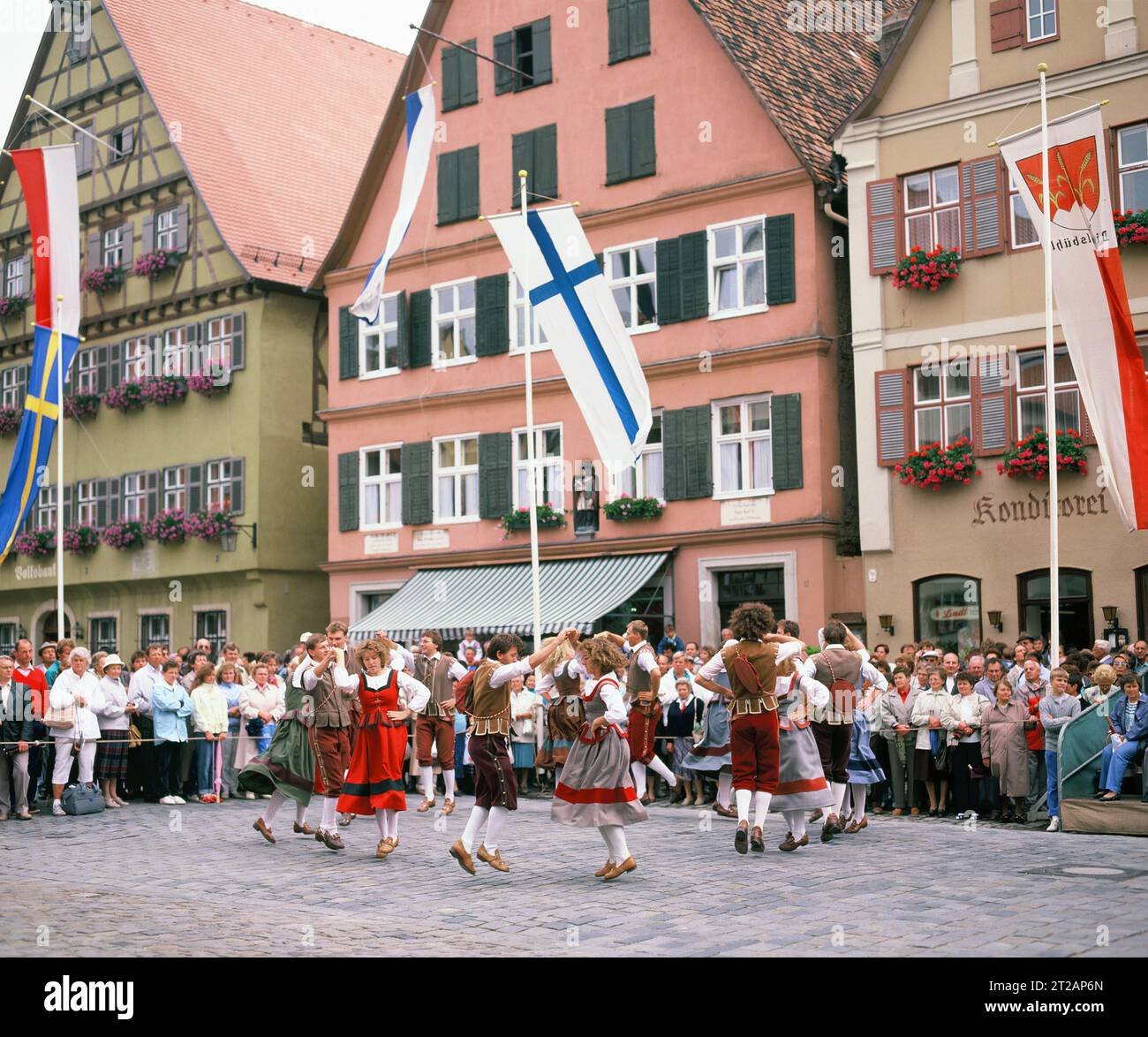 Deutschland. Bayern. Dinkelsbühl. Kinderzeche Festival. Tänzer und Zuschauer. Stockfoto