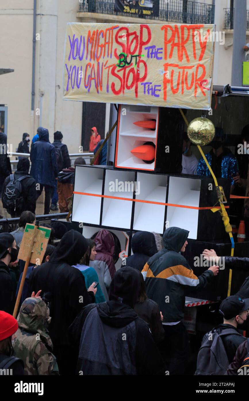 Demonstration gegen das Gesetz der „globalen Sicherheit“, das von der Präfektur bis zum Rathaus geht. Montpellier, Occitanie, Frankreich Stockfoto