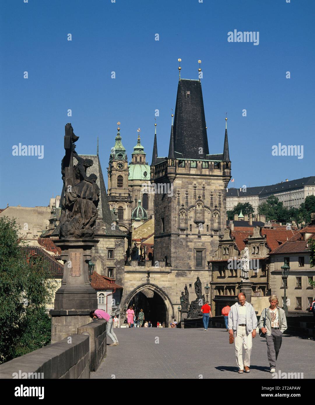 Tschechische Republik. Prag Stadt. Blick auf den Altstadtbrückenturm von der Karlsbrücke. Stockfoto