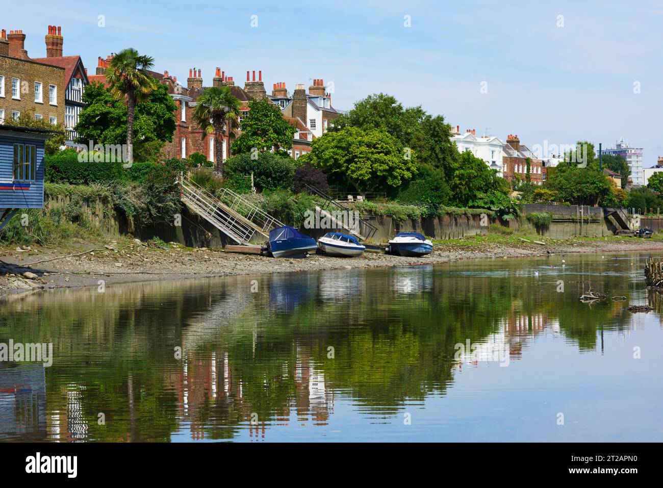 Riverfront und alte Häuser in Chiswick, London, Großbritannien, im Sommer Stockfoto